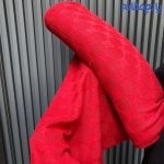 پارچه‌های بافت به نوعی از پارچه‌ها گفته می‌شود که با استفاده از تکنیک‌های مختلف بافندگی از نخ‌های طبیعی یا مصنوعی ساخته می‌شوند. در فرآیند بافت، نخ‌ها به صورت متقاطع و در هم تنیده می‌شوند تا ساختاری محکم و ماندگار ایجاد کنند. این نوع پارچه‌ها در بسیاری از محصولات مختلف از جمله پوشاک، مبلمان، و منسوجات خانگی استفاده می‌شوند.
