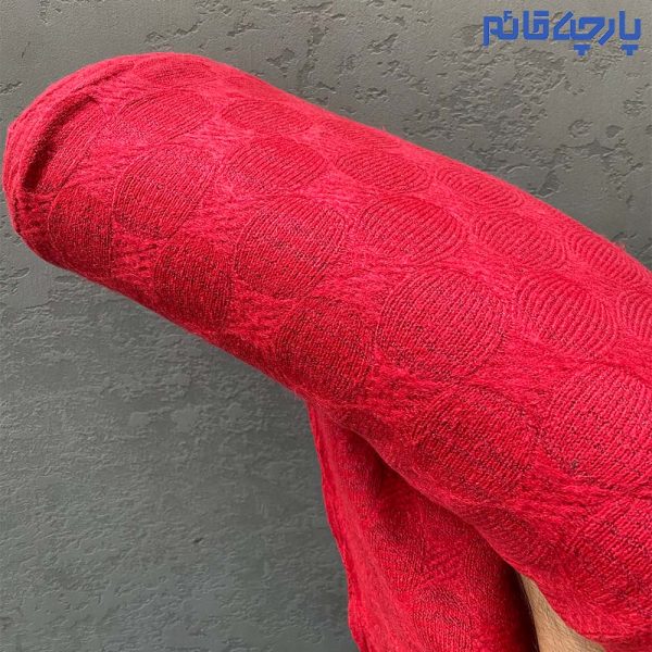 پارچه‌های بافت به نوعی از پارچه‌ها گفته می‌شود که با استفاده از تکنیک‌های مختلف بافندگی از نخ‌های طبیعی یا مصنوعی ساخته می‌شوند. در فرآیند بافت، نخ‌ها به صورت متقاطع و در هم تنیده می‌شوند تا ساختاری محکم و ماندگار ایجاد کنند. این نوع پارچه‌ها در بسیاری از محصولات مختلف از جمله پوشاک، مبلمان، و منسوجات خانگی استفاده می‌شوند.