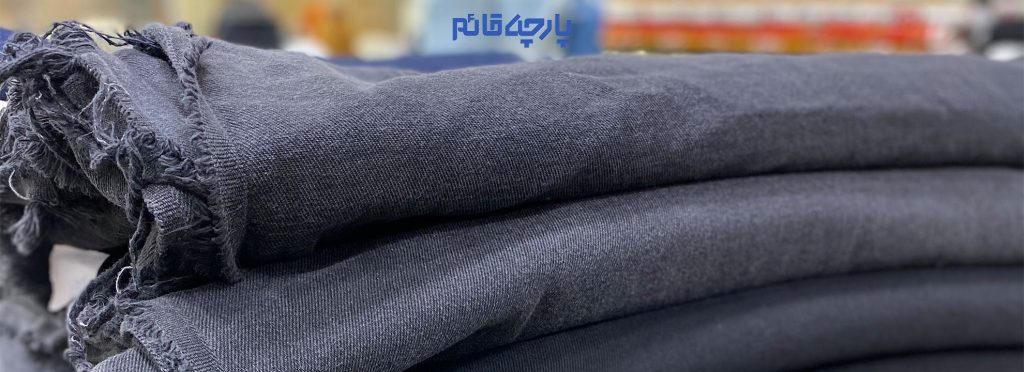 پر کاربرد ترین پارچه در صنعت لباس و مد پارچه جین هست که به دلیل درام بالا چروک پذیری کم و در حیف حال کیفیت پارچه و نوع بافت و رنگ در اکثر لباس ها استفاده می شود. پارچه جین به دلیل خام بودن و نچرال بودن قبل از استفاده باید شسته و یا سنگشور شود که این اتفاق در لباس های آماده بعد از دوخت انجام می گردد، اما در پارچه های جین پارچه قائم قبل از دوخت لباس به صورت جداگانه شسته و سنگشور می شود.