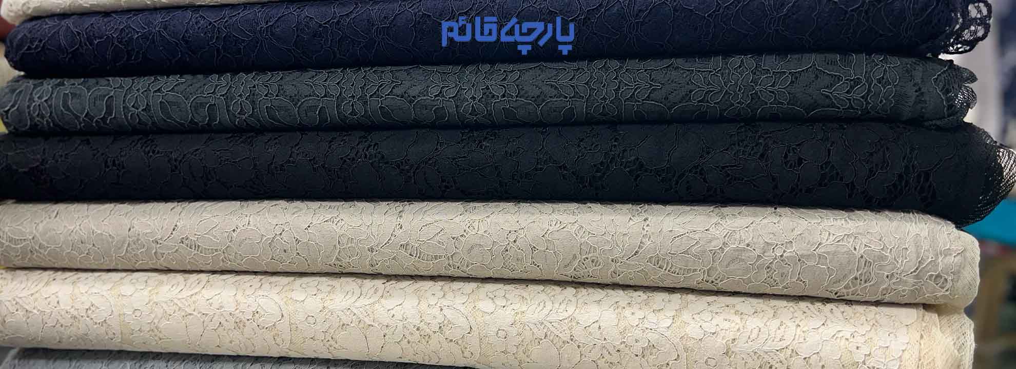 پارچه مجلسی گلدار و طرح دار در رنگ بندی تیره و متنوع در مغازه پارچه قائم