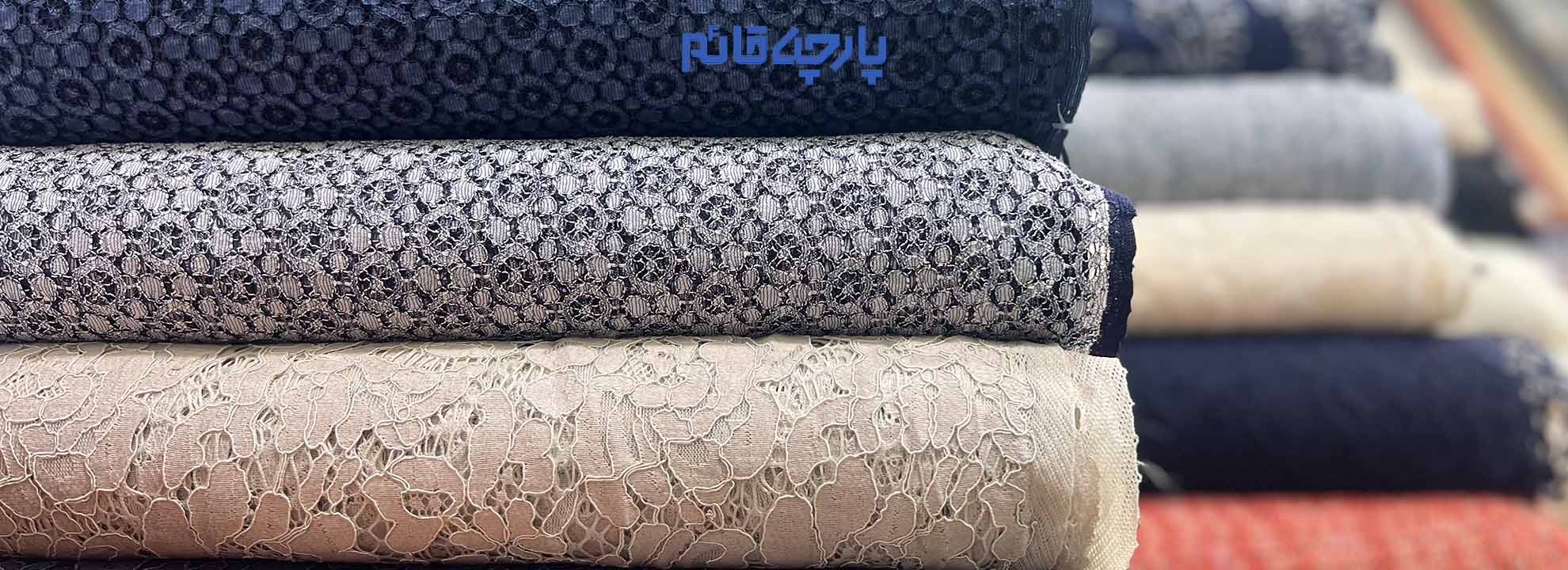 پارچه مجلسی گلدار و طرح دار در رنگ بندی در مغازه پارچه قائم