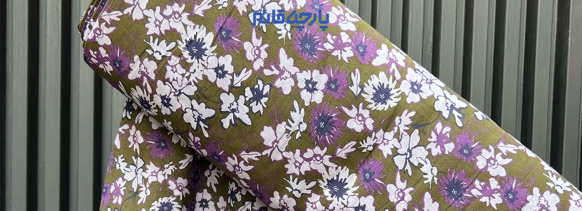 ابتدا بعد از خرید پارچه های وال حتما این پارچه را آبکشی کنید زیرا امکان آبرفت در این پارچه می باشد. طریقه شست و شو اولیه به این صورت است که ابتدا داخل آب سرد قرار بدهید و حدود 1 الی 2 ساعت در آب بماند که کاملًا خیس شود. بعد از آبکشی پارچه را بدون چلاندن روی بند پهن کرده و اجازه دهید خشک شود و حالا آماده استفاده می باشد. در شست های بعدی نیز حتما دمای آب را چک کنید که خیلی گرم نباشد، زیرا باعث آسیب رسیدن به بافت پارچه وال می شود.