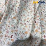 پارچه بهاره تابستانه لینن طرحدار ایتالیایی زمینه سفید گل ریز رنگی .