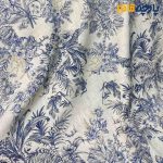 پارچه بهاره تابستانه لینن طرحدار ایتالیایی زمینه کرم روشن گل آبی درباری