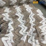 پارچه بهاره و تابستانه میسونی بهاره طرح زیگزاگ رنگ سفید و کرم نسکافه ای .