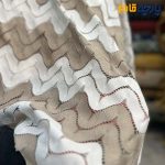 پارچه بهاره و تابستانه میسونی بهاره طرح زیگزاگ رنگ سفید و کرم نسکافه ای .