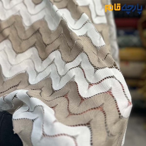 پارچه بهاره و تابستانه میسونی بهاره طرح زیگزاگ رنگ سفید و کرم نسکافه ای .