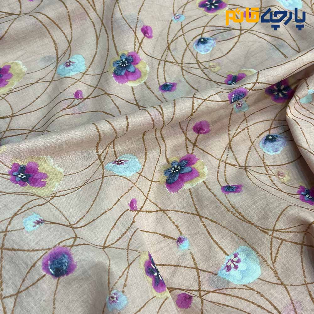 پارچه بهاره و تابستانه وال طرحدار کره خاص زمینه صورتی پاستیلی گل آبی و بنفش.