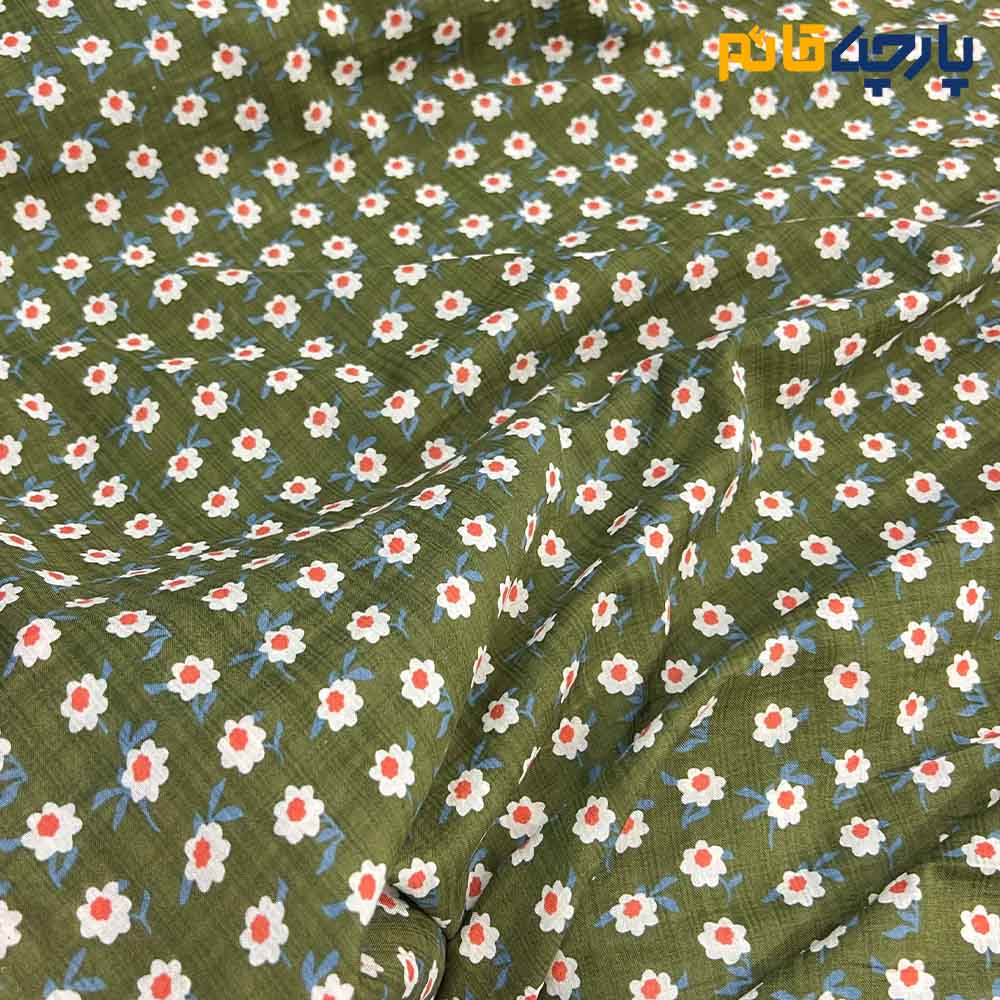پارچه بهاره و تابستانه وال طرحدار کره زمینه زیتونی گل هفت پر سفید و آبی .