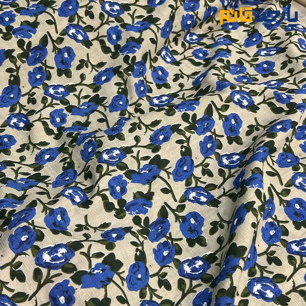 پارچه بهاره و تابستانه وال طرحدار کره گل آبی روشن زمینه کرم طوسی
