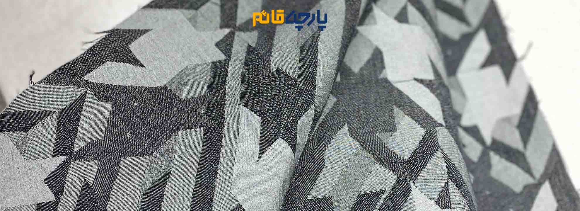 دستگاه بافت این پارچه به طور خودکار وپیچیده قادر به بافت طرح های برجسته و خاص میباشد که این نوع بافت نسبت به پارچه های دیگر از انسجام بیشتر و دقت وضوح ارائه طرح بهتری نسبت به دیگر دستگاه های بافت میباشد.