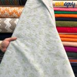 زمینه رنگ آبی طوسی روشن با طرح گل و شاخه رنگ سبز آووکادویی2
