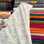 زمینه رنگ کرم روشن نسکافه ای طرح داماس کرم تیره 1