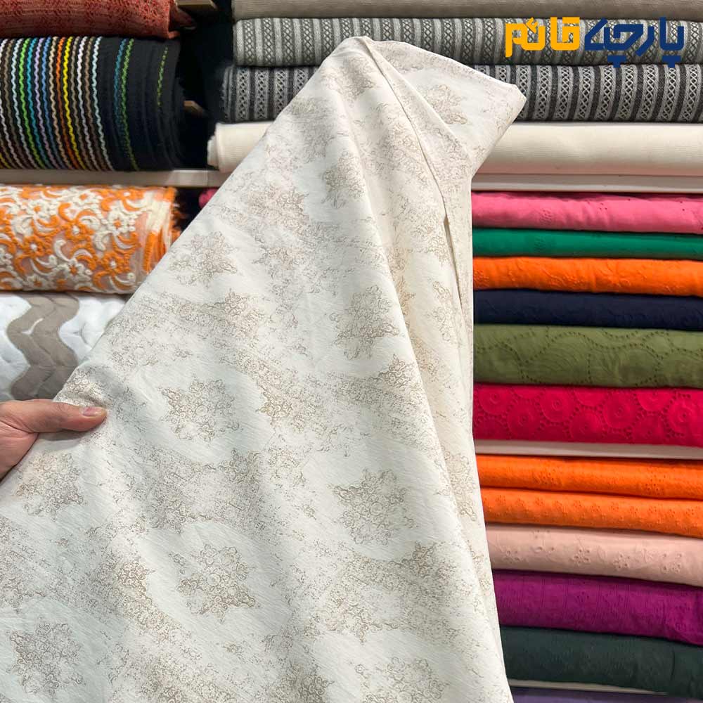 زمینه رنگ کرم روشن نسکافه ای طرح داماس کرم تیره 1