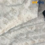 زمینه رنگ کرم روشن نسکافه ای طرح داماس کرم تیره 1
