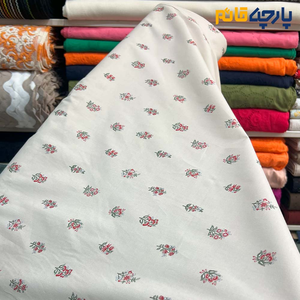 پارچه بهاره و تابستانه کتان نخ کره ای طرحدار زمینه رنگ کرم نسکافه ای گل متوسط شاخه ای
