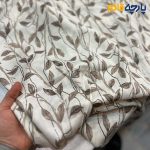 پارچه بهاره و تابستانه باتیک نخ هندی طرح برگ خطی رنگ زمینه سفید آفوایت طرح قهوه ای 2