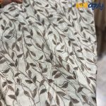 پارچه بهاره و تابستانه باتیک نخ هندی طرح برگ خطی رنگ زمینه سفید آفوایت طرح قهوه ای 2