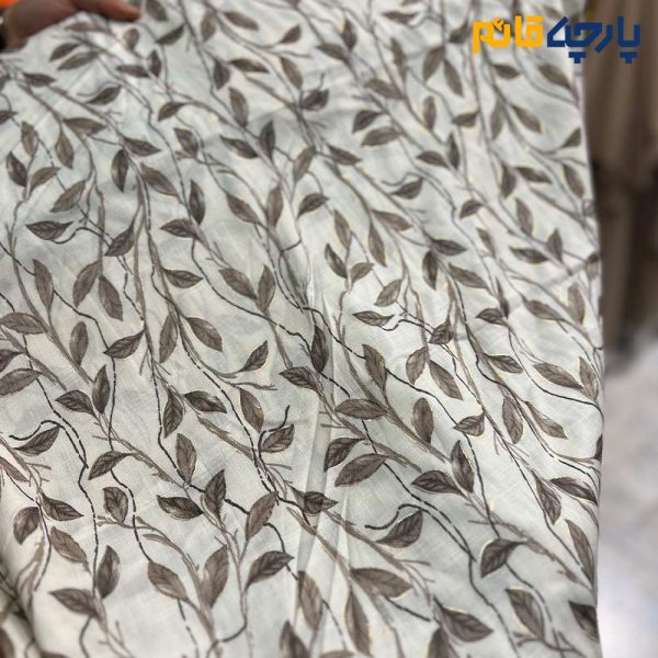 پارچه بهاره و تابستانه باتیک نخ هندی طرح برگ خطی رنگ زمینه سفید آفوایت طرح قهوه ای 2