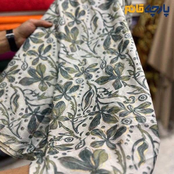 پارچه بهاره و تابستانه باتیک نخ هندی طرح گل متوسط رنگ زمین سفید آفوایت رنگ گل سبز روشن و تیره 2
