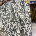 پارچه بهاره و تابستانه باتیک نخ هندی طرح گل متوسط رنگ زمین سفید آفوایت رنگ گل سبز و کرم طلایی 2