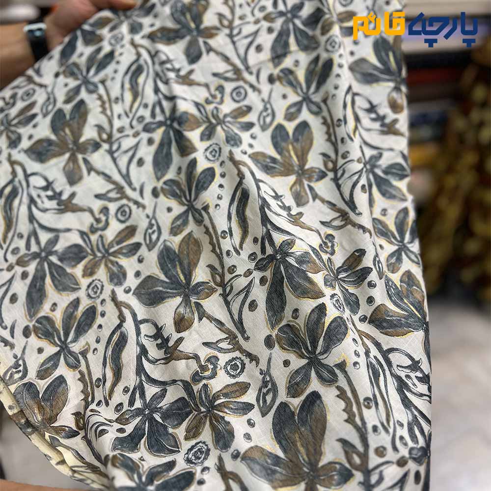 پارچه بهاره و تابستانه باتیک نخ هندی طرح گل متوسط رنگ زمین سفید آفوایت رنگ گل سبز و کرم طلایی 2