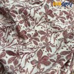 پارچه بهاره و تابستانه باتیک نخ هندی طرح گل متوسط رنگ زمین سفید آفوایت گل زرشکی 2
