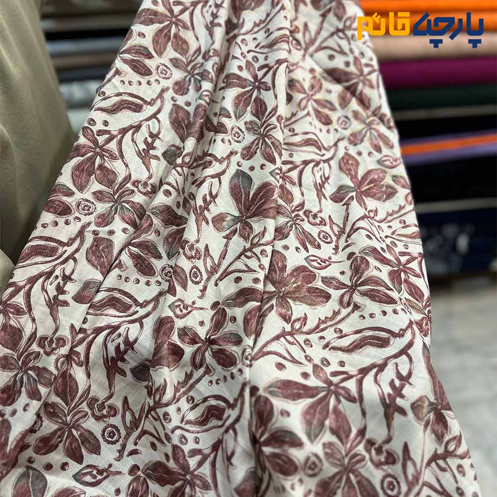 پارچه بهاره و تابستانه باتیک نخ هندی طرح گل متوسط رنگ زمین سفید آفوایت گل زرشکی 2
