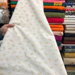 پارچه بهاره و تابستانه کتان نخ طرحدار زمینه کرم روشن طرح برگی رنگ خردلی طلایی