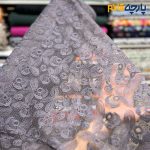 پارچه مجلسی تور کتان ظریف زمینه اورگاندی طرح گل رنگ طوسی یاسی