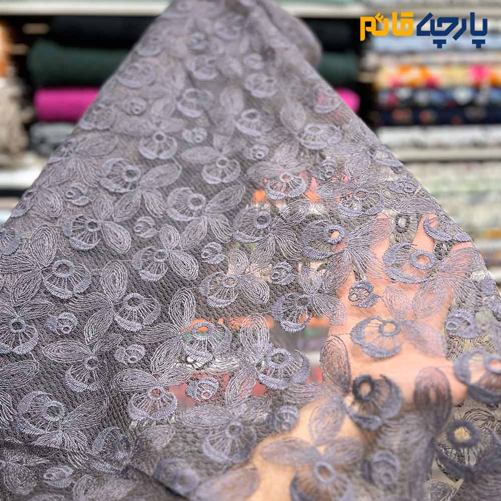پارچه مجلسی تور کتان ظریف زمینه اورگاندی طرح گل رنگ طوسی یاسی