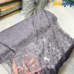 پارچه مجلسی تور کتان ظریف زمینه اورگاندی طرح گل رنگ طوسی یاسی