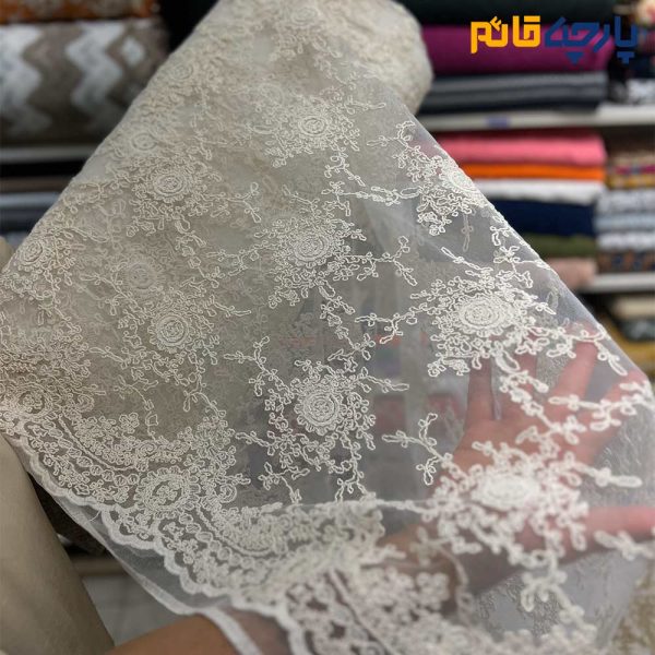 پارچه مجلسی تور کتان قیطون دوزی ظریف حاشیه دار رنگ کرم طبیعی (نچرال)