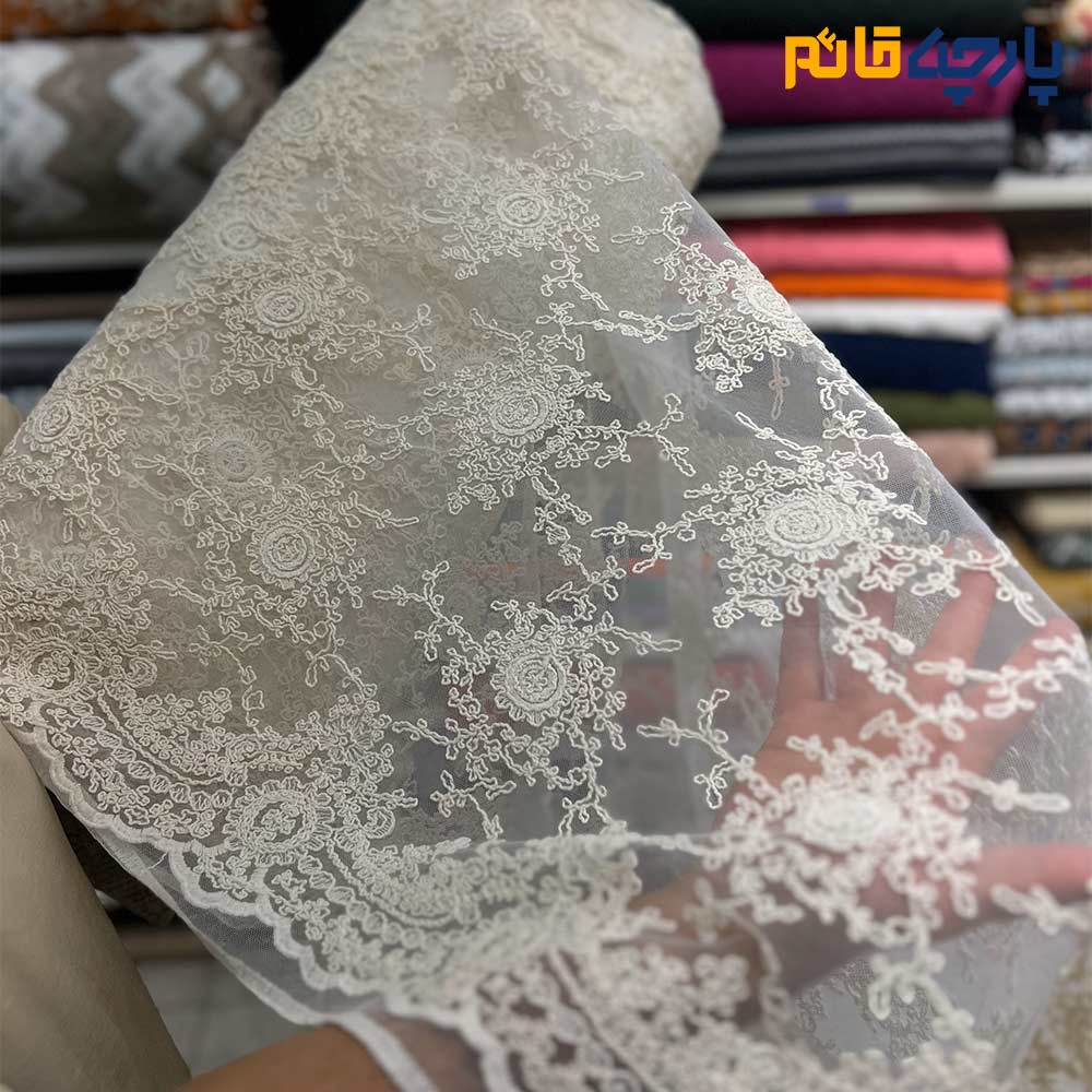 پارچه مجلسی تور کتان قیطون دوزی ظریف حاشیه دار رنگ کرم طبیعی (نچرال)