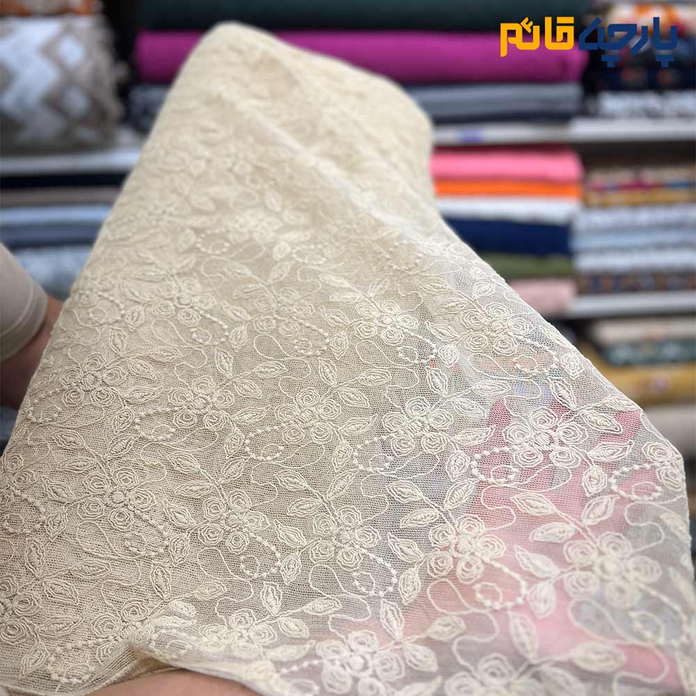 پارچه مجلسی دانتل ایتالیایی طرح گل و برگ ظریف رنگ کرم طلایی