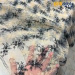 پارچه مجلسی تور کتان زمینه اورگانزا طرح گل و شاخه کرم و مشکی
