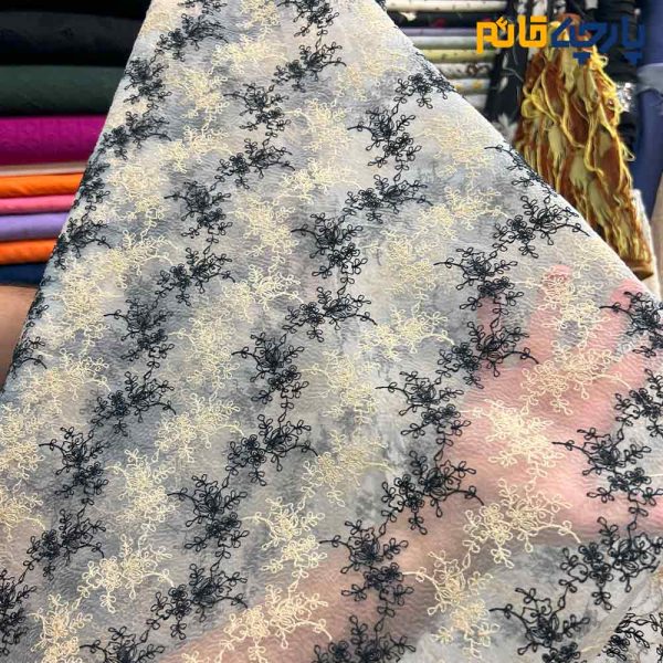 پارچه مجلسی تور کتان زمینه اورگانزا طرح گل و شاخه کرم و مشکی