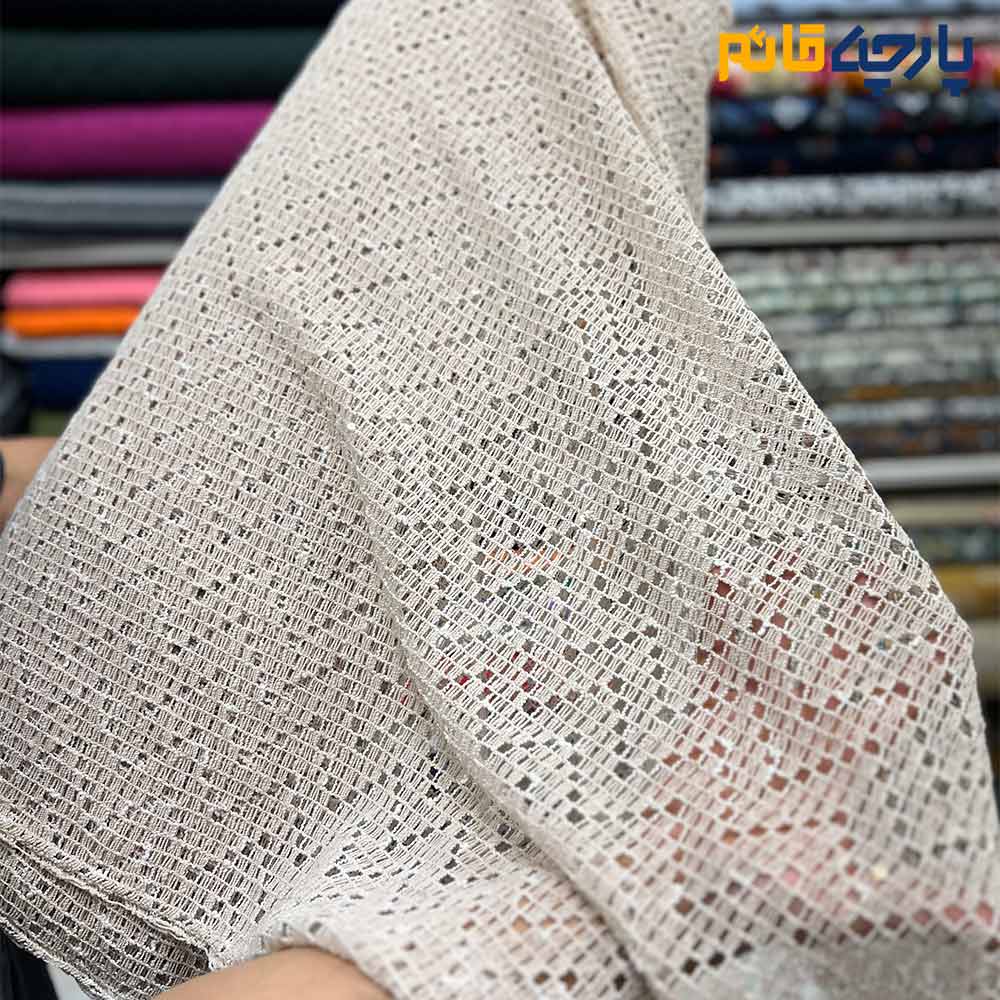 پارچه مجلسی تور کتان قلاب بافی رنگ کرم طبیعی(نچرال) طرح ریز زیگزال پولک دوزی شده
