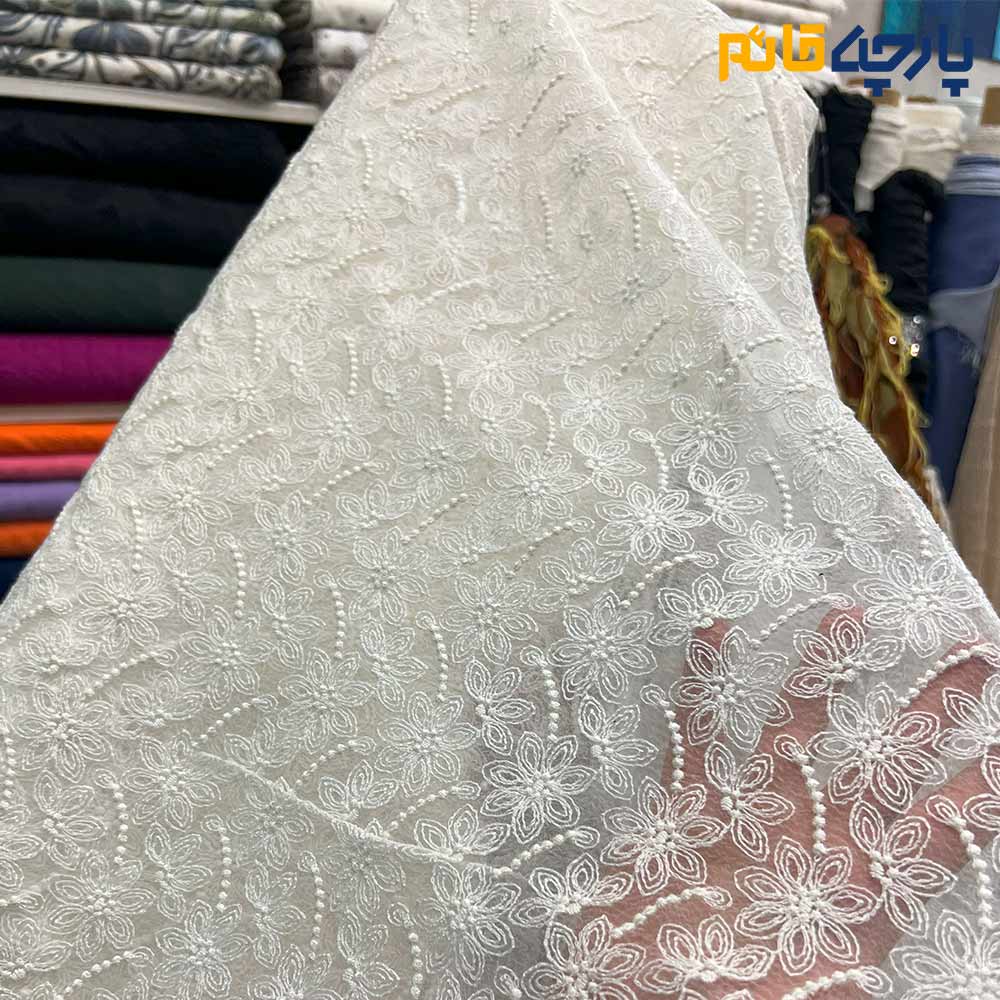 پارچه مجلسی تور کتان طرح گل برجسته سفید شیر ی