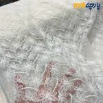 پارچه مجلسی تور کتان طرح گل برجسته سفید شیر ی