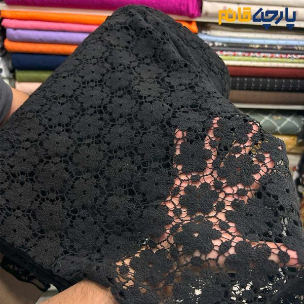 پارچه مجلسی تور کتان طرح گل متوسط رنگ مشکی
