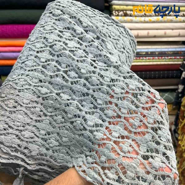 پارچه مجلسی تور کتان طرح هندسی و گل رنگ طوسی نقر آبی