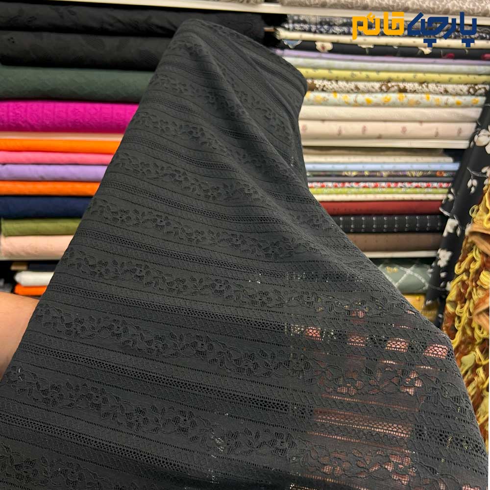 پارچه مجلسی تور کتان طرح گل خطی برجسته مشکی