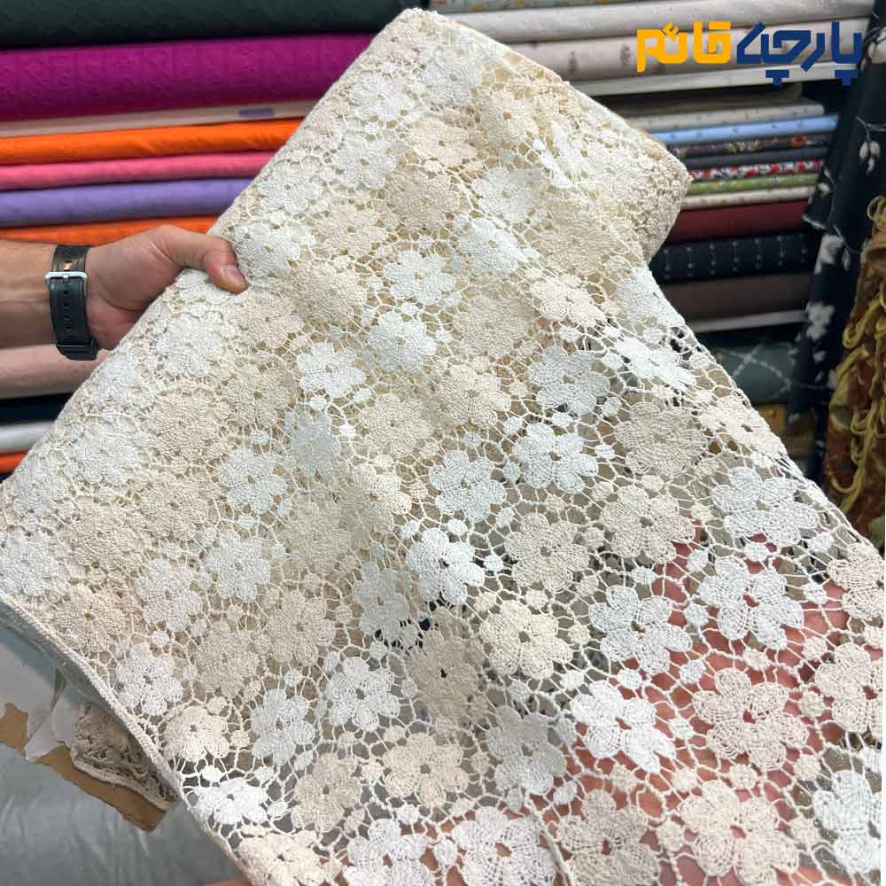 پارچه مجلسی تور کتان طرح گل متوسط ۲ رنگی کرم روشن و تیره