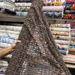 پارچه مجلسی تور کتان کره طرح خطی و هندسی رنگ قهوه ای سوخته
