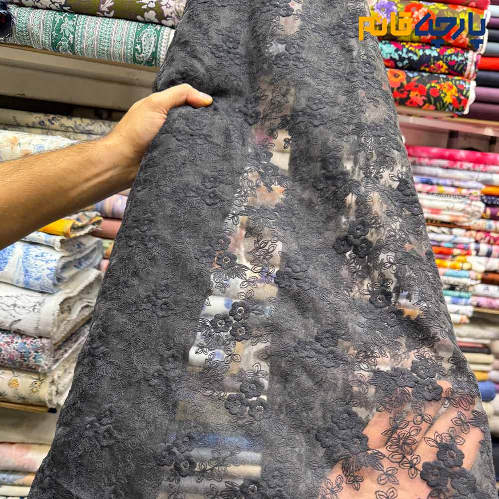 پارچه مجلسی تور کتان ایتالیایی طرح گل متوسط حاشیه دار رنگ مشکی دودی