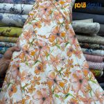 پارچه بهاره تابستانه لینن طرحدار ایتالیایی زمینه سفید آفوایت گل نارنجی هلویی متوسط