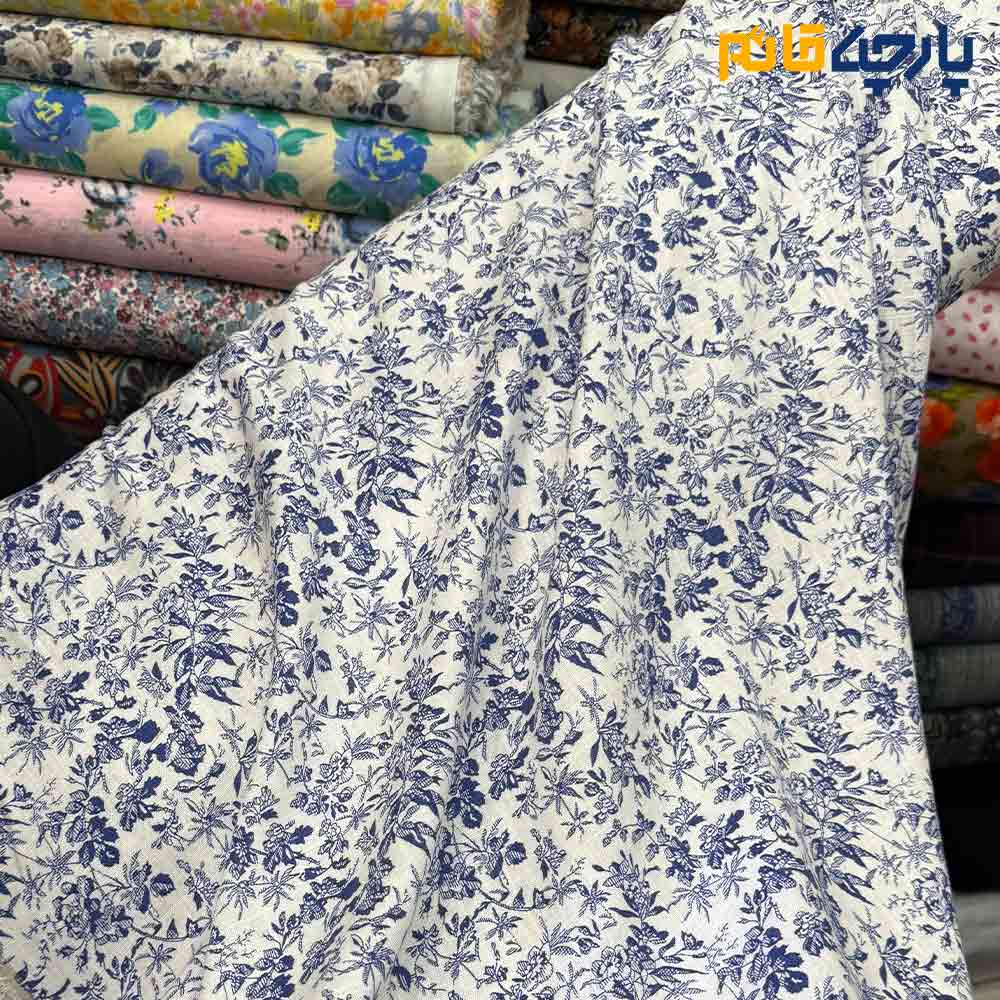 پارچه بهاره تابستانه لینن طرحدار ایتالیایی زمینه سفید گل ریز آبی کاربنی