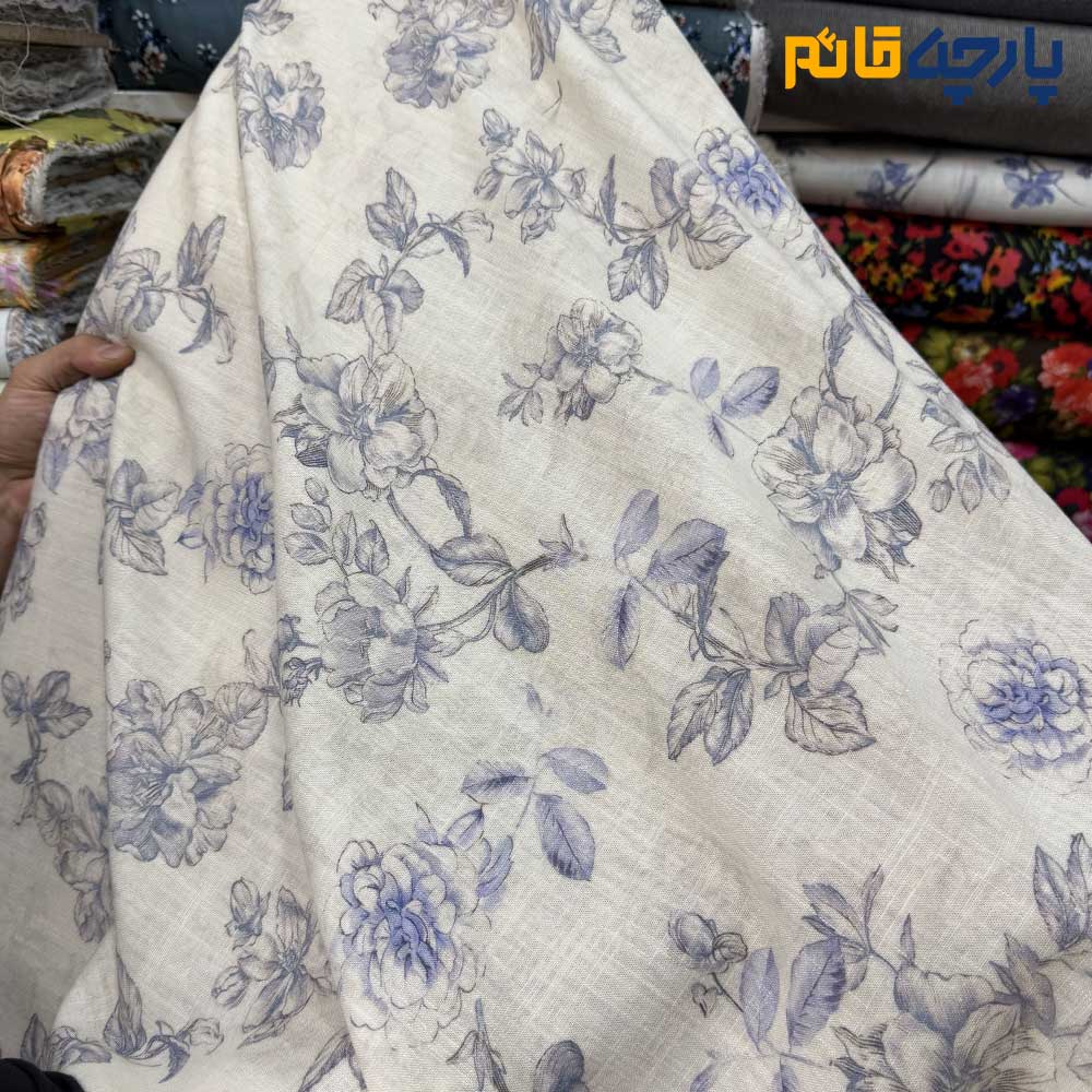 پارچه بهاره تابستانه لینن طرحدار ایتالیایی زمینه سفید آفوایت گل خطی آبی یاسی ملیح