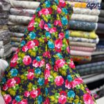 پارچه بهاره و تابستانه لینن طرحدار کره ای زمینه سرمه ای گل رز رنگی شاد